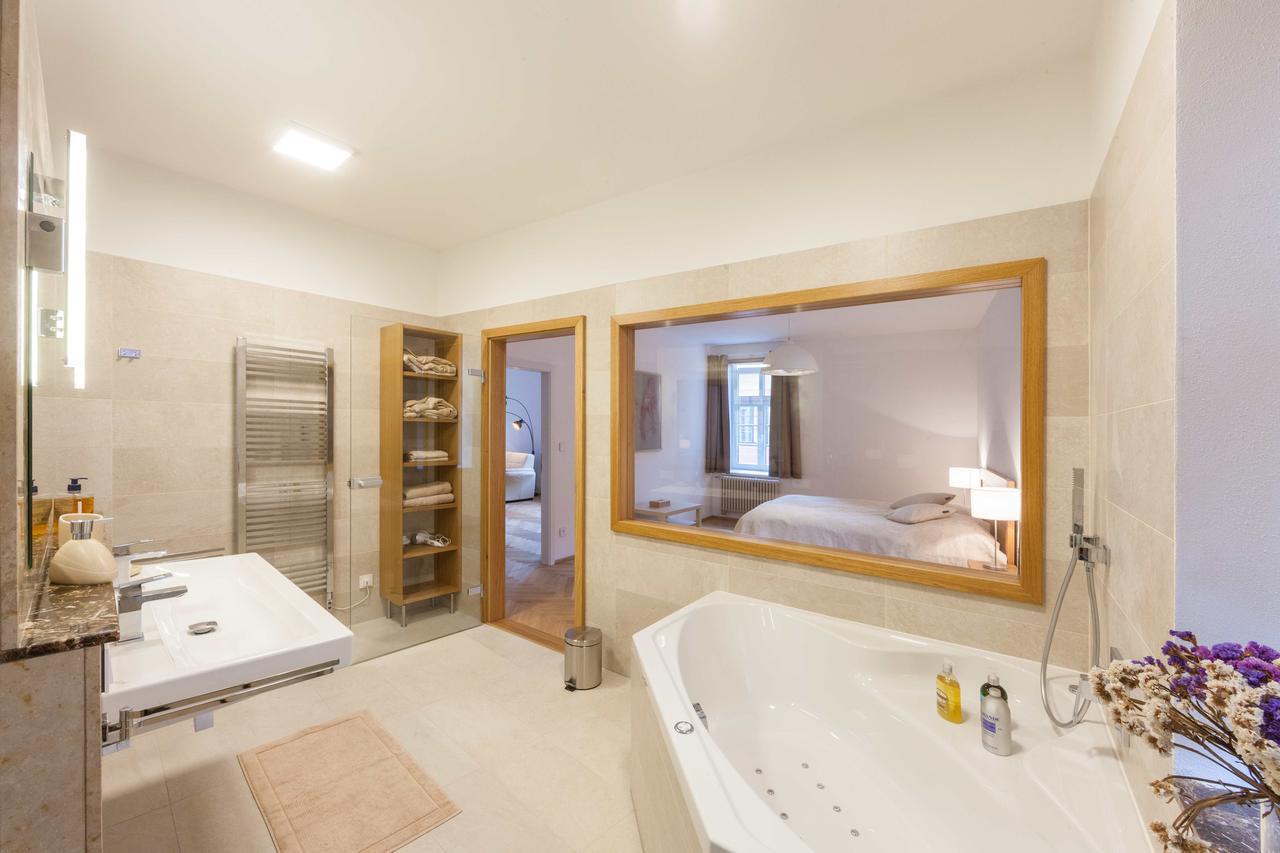 Latron 98 Apartment เชสกี้ครุมลอฟ ภายนอก รูปภาพ